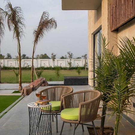 Stayvista'S The Sweet Life - 5Bhk Farm-View Pet-Friendly Villa With Outdoor Pool Sohna Dış mekan fotoğraf