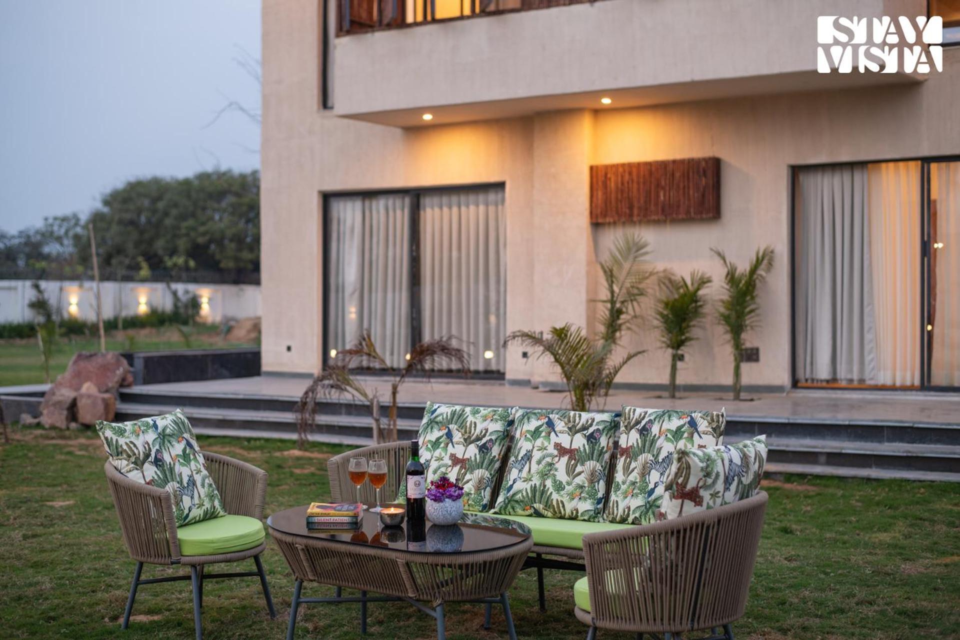 Stayvista'S The Sweet Life - 5Bhk Farm-View Pet-Friendly Villa With Outdoor Pool Sohna Dış mekan fotoğraf