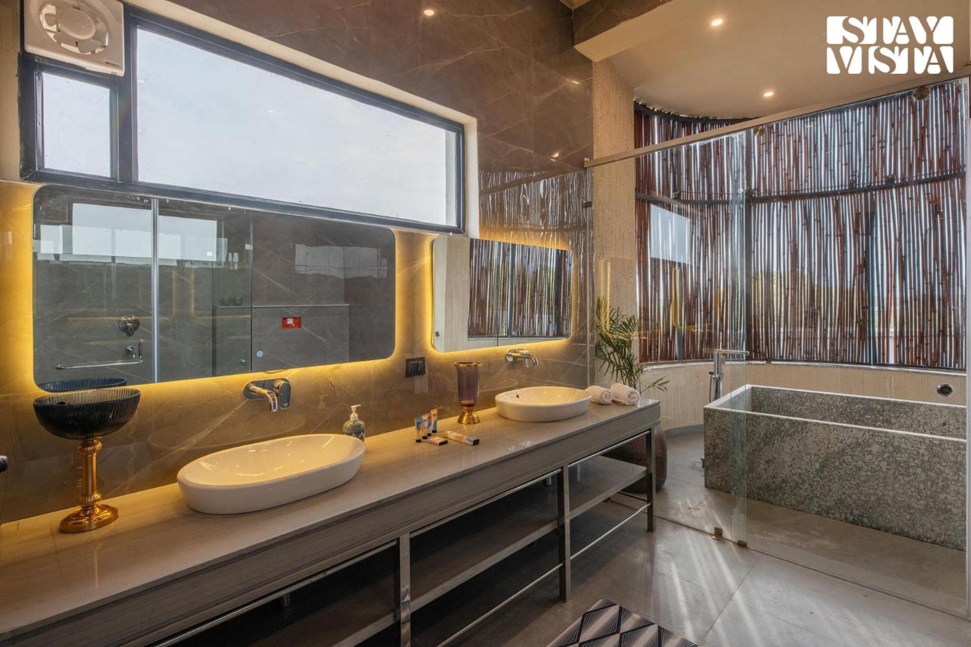 Stayvista'S The Sweet Life - 5Bhk Farm-View Pet-Friendly Villa With Outdoor Pool Sohna Dış mekan fotoğraf